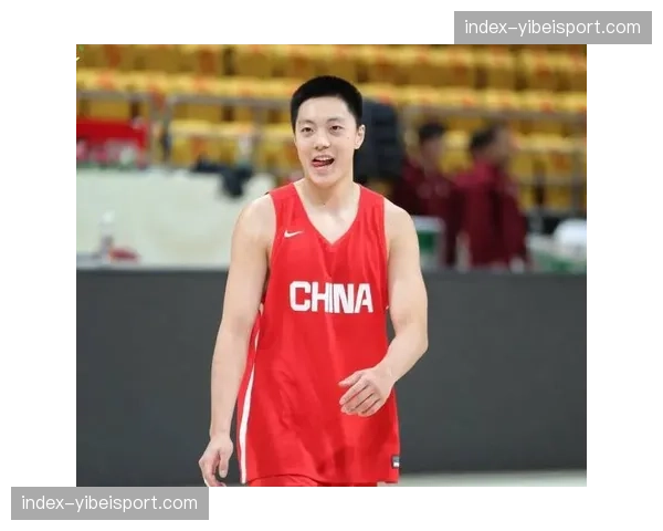 第三节突发:胡明轩争抢篮板落地不稳,左膝扭伤被搀扶离场